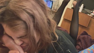 Hals Dick, zerräissen Strumpfhosen an zerräissen Fersen schéin ze treffen